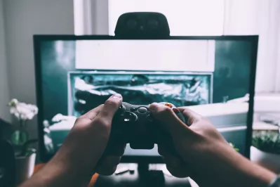 Pětka musí hrát počítačové hry století : Hráč v aktivní hře videohry